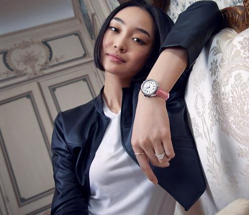 The female replica watches have pink leather straps.