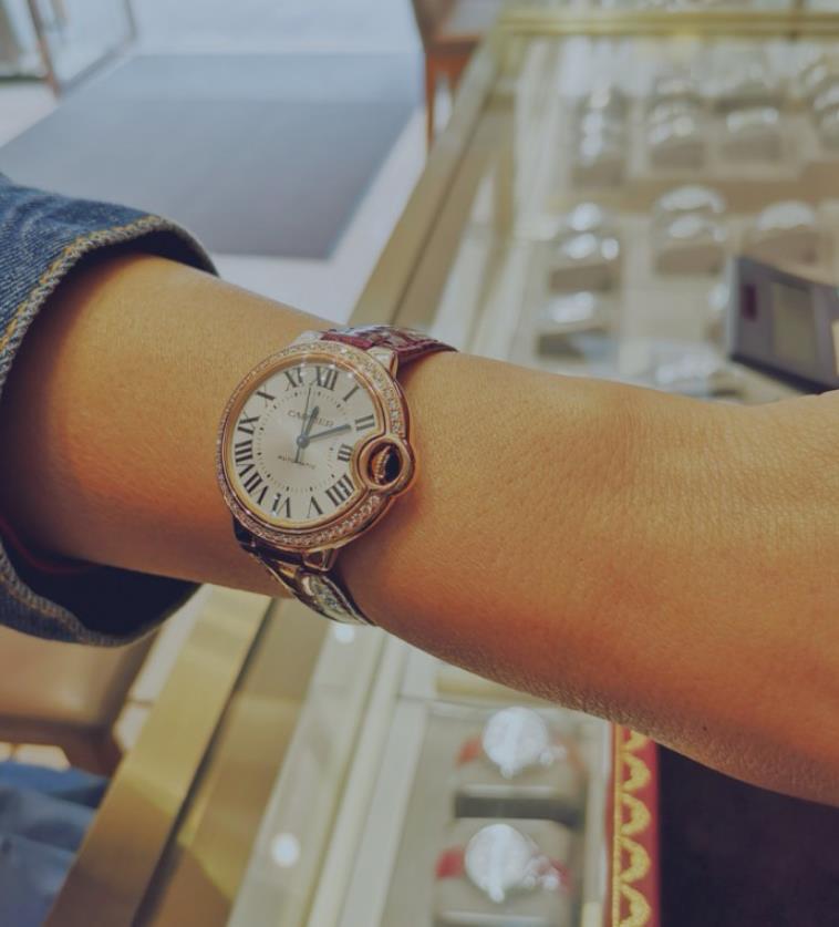 The attractive copy watches have diamonds.