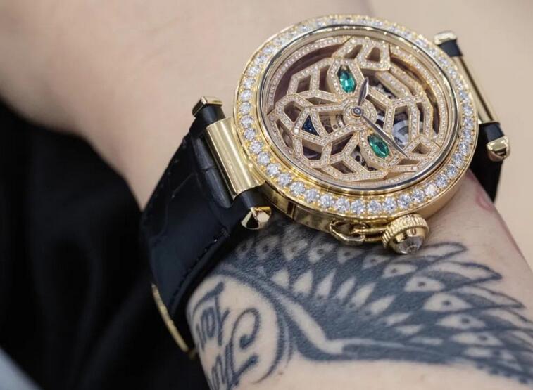 Swiss fake watches are designed for men with 41mm cases.